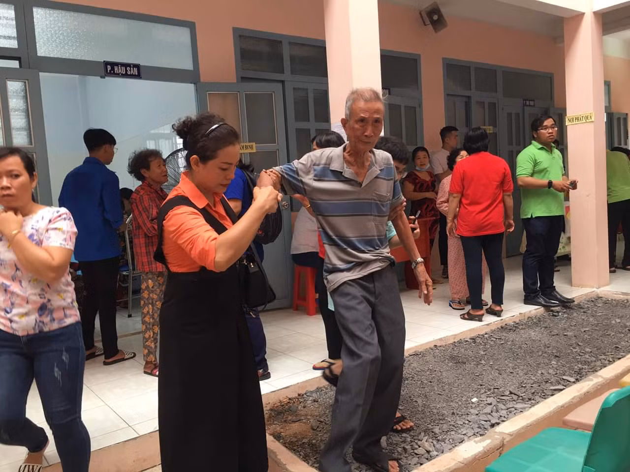 Khám bệnh cho hơn 300 người dân ở huyện Bình Chánh ảnh 3