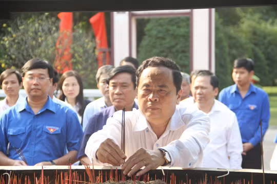 Đại biểu T.Ư Đoàn dâng hoa, dâng hương tưởng nhớ vua Quang Trung ảnh 2
