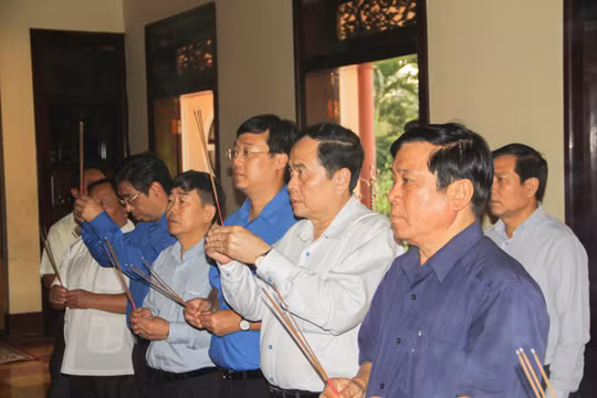 Đại biểu T.Ư Đoàn dâng hoa, dâng hương tưởng nhớ vua Quang Trung ảnh 5