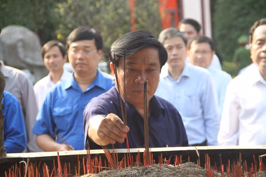 Đại biểu T.Ư Đoàn dâng hoa, dâng hương tưởng nhớ vua Quang Trung ảnh 4