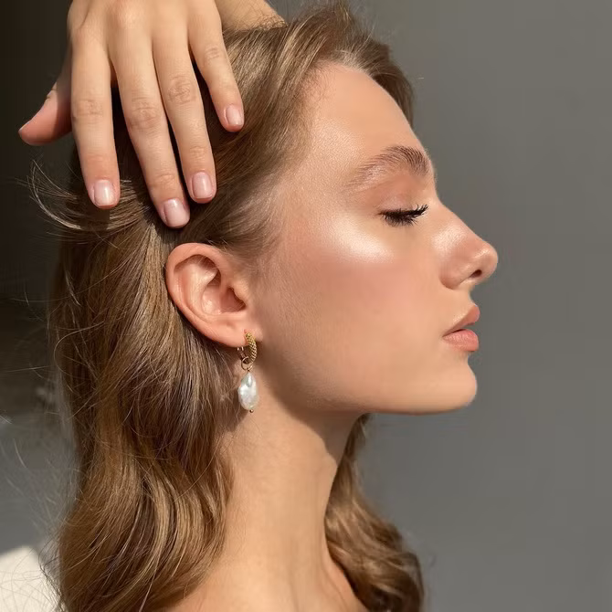 Xu hướng pearl skin lấy cảm hứng từ sự lấp lánh nhẹ nhàng, rạng rỡ của ngọc trai. Xu hướng pearl skin lấy cảm hứng từ sự lấp lánh nhẹ nhàng, rạng rỡ của ngọc trai.
