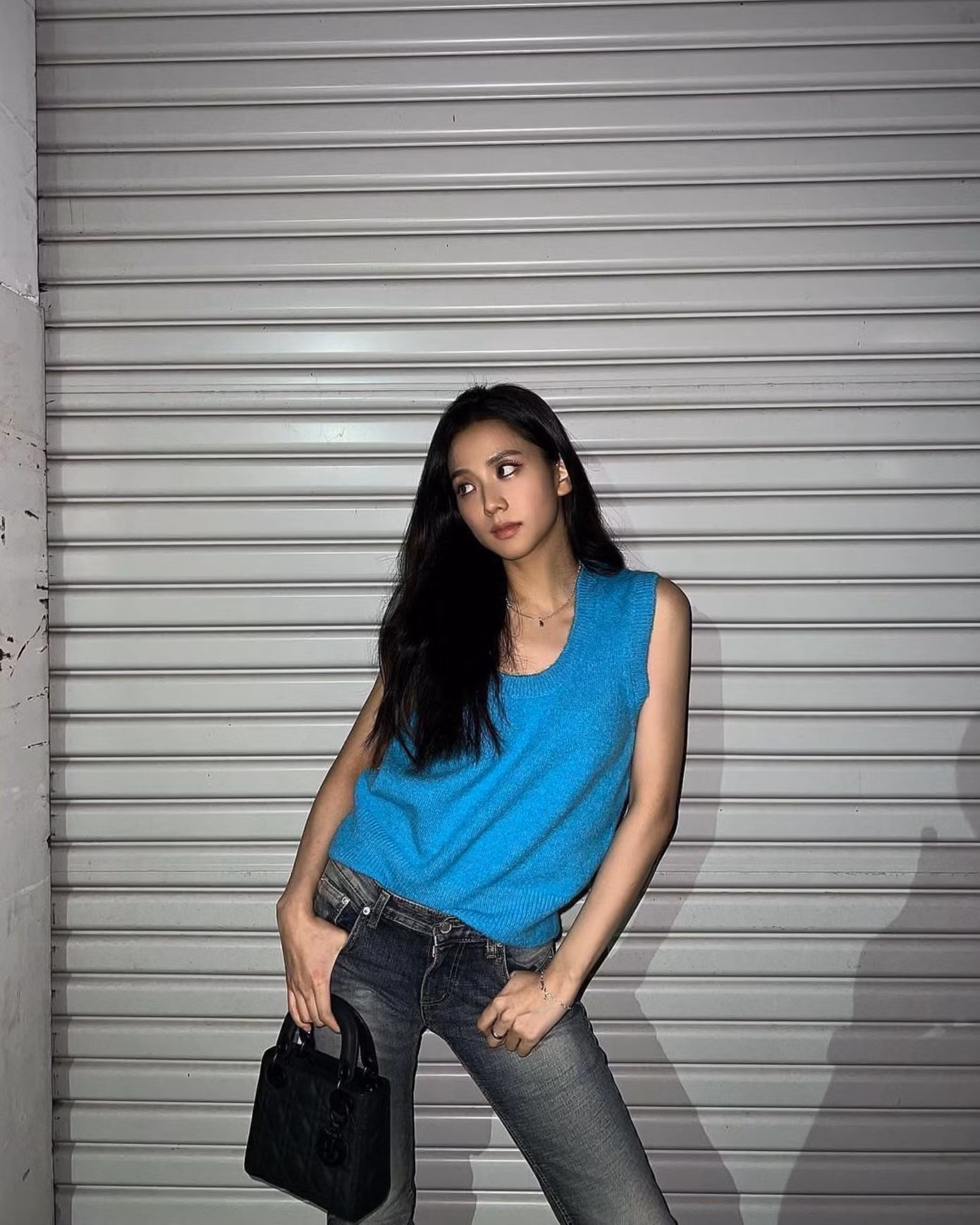 Những kiểu áo crop-top không tay, gile làm bật lên vóc dáng mảnh khảnh của cô.