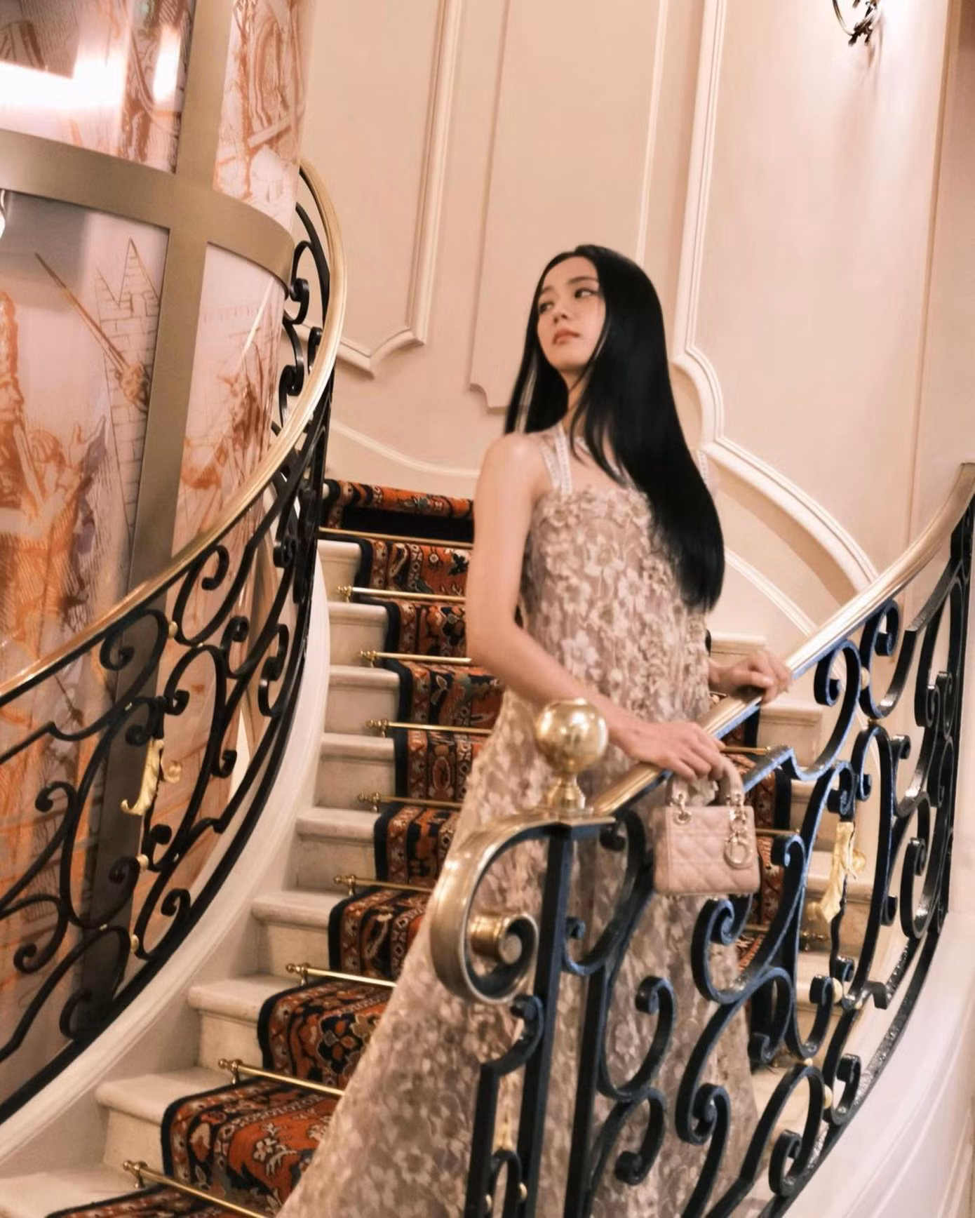 Jisoo ưa chuộng những chiếc đầm suông hoặc váy ngắn giúp che đi khuyết điểm eo thẳng.