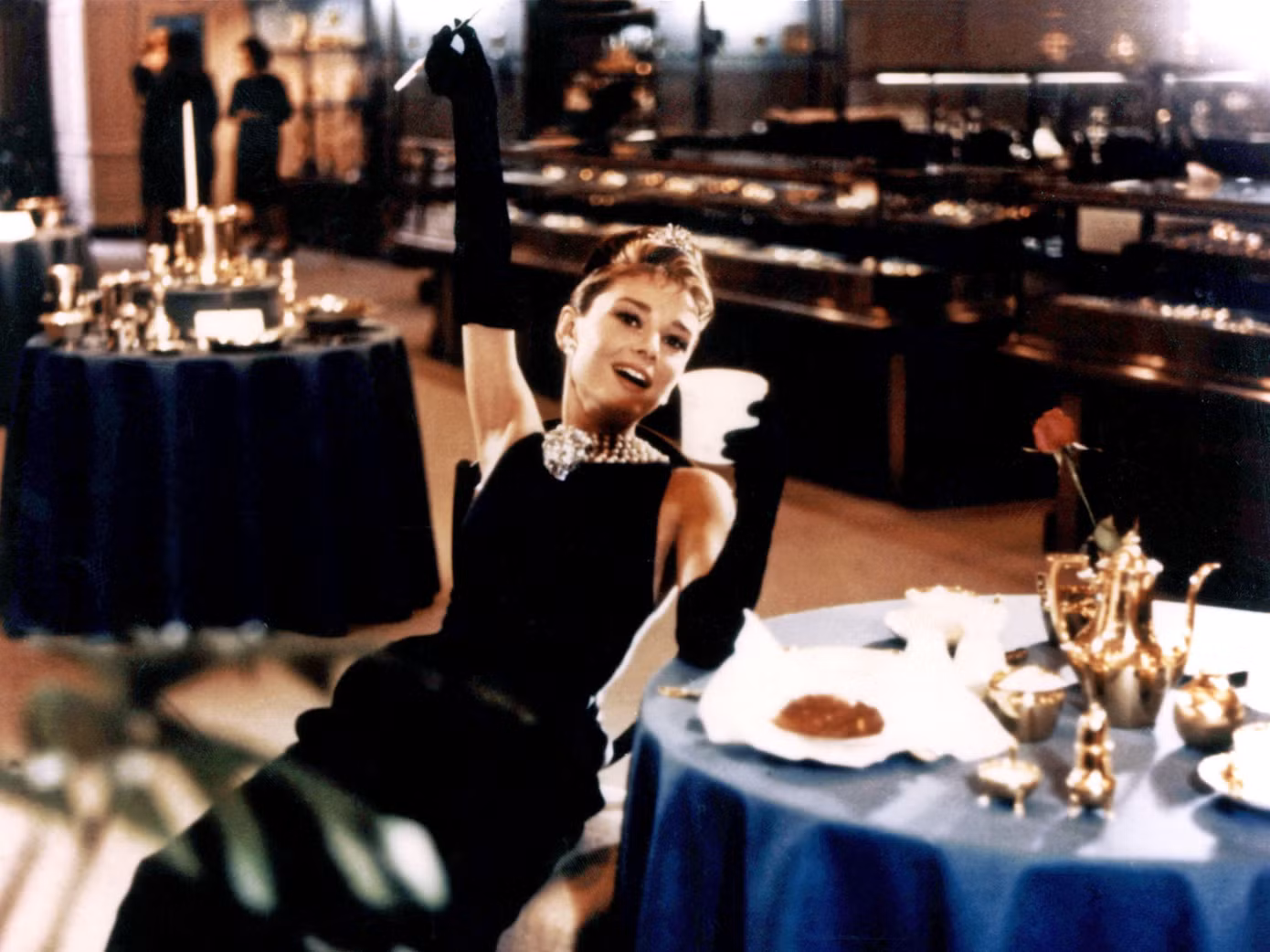 Hình ảnh Audrey Hepburn trong chiếc little black dress trong bộ phim “Breakfast at Tiffany’s”. Hình ảnh Audrey Hepburn trong chiếc little black dress trong bộ phim “Breakfast at Tiffany’s”.