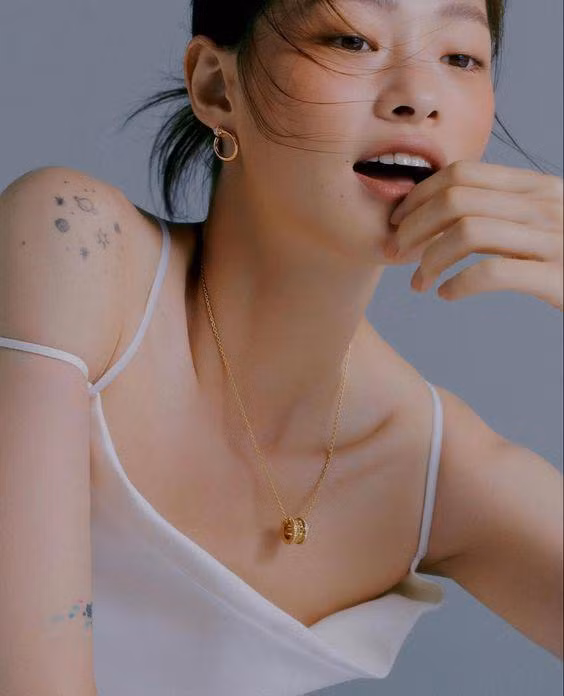 Điều quan trọng cần nhớ là rửa mặt trước và sau khi tập thể dục để lớp trang điểm, bụi bẩn và vi khuẩn không bị mắc kẹt trong lỗ chân lông.