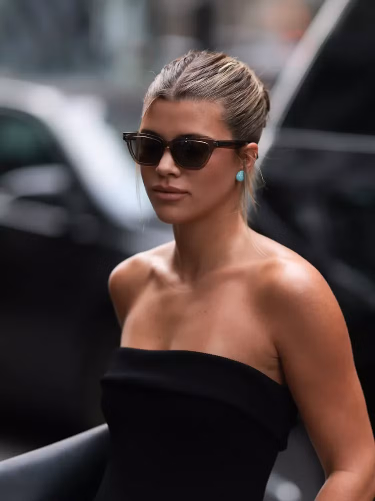 Sofia Richie Grainge thường xuyên diện dáng kính mắt mèo hiện đại này khi ra ngoài.