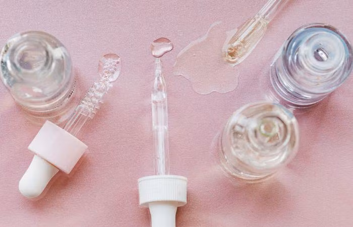 Tìm hiểu và bắt đầu sử dụng các loại nước hoa hồng chứa axit salicylic trong công thức, có tác dụng tẩy tế bào chết.
