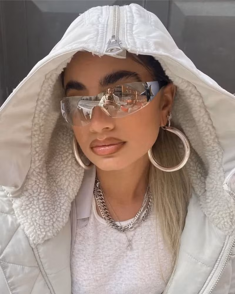 Y2K vẫn có được một chỗ đứng nhất định trong làng thời trang phụ kiện.