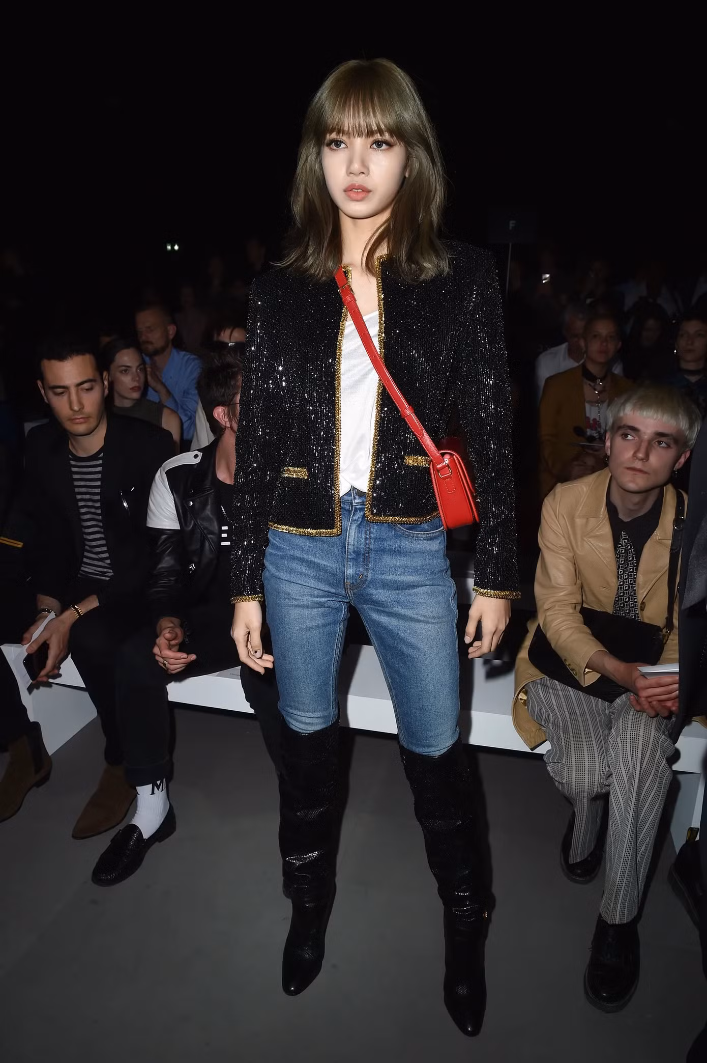 Set đồ Lisa diện từ đầu đến chân đều là Celine của Hedi Slimane, bao gồm cả chiếc túi Triomphe được nhiều người ao ước. Set đồ Lisa diện từ đầu đến chân đều là Celine của Hedi Slimane, bao gồm cả chiếc túi Triomphe được nhiều người ao ước.