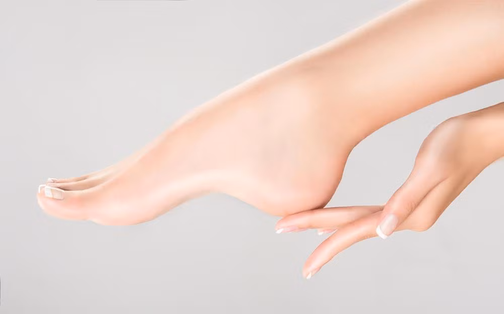Nên chọn các loại dầu thực vật, như dầu dừa, dầu trà,...để dưỡng móng, chúng sẽ giúp bù nước cho móng, ngăn nứt nẻ gót chân.