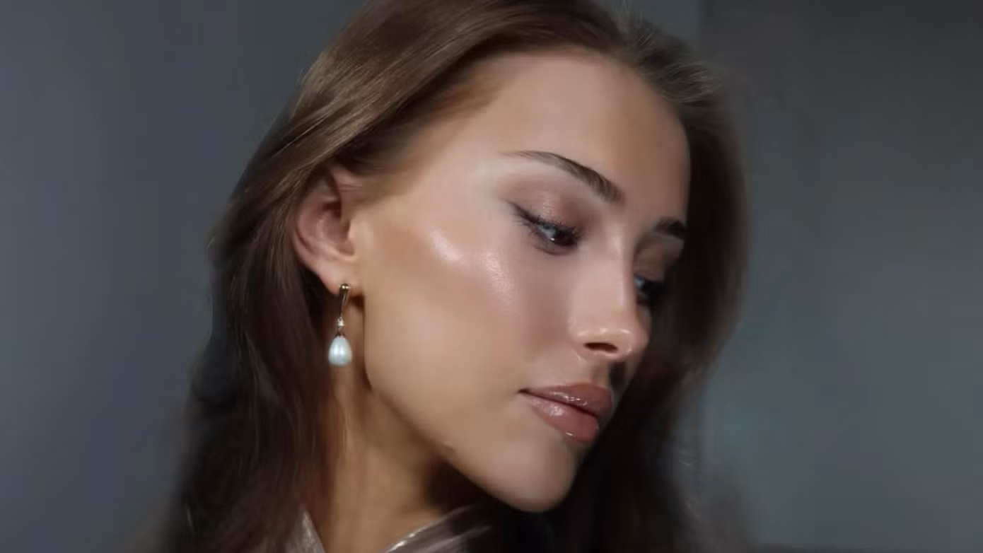 Pearl skin có độ lấp lánh mờ hơn và độ bóng ít hơn so với các kiểu trang điểm glass skin. Pearl skin có độ lấp lánh mờ hơn và độ bóng ít hơn so với các kiểu trang điểm glass skin.