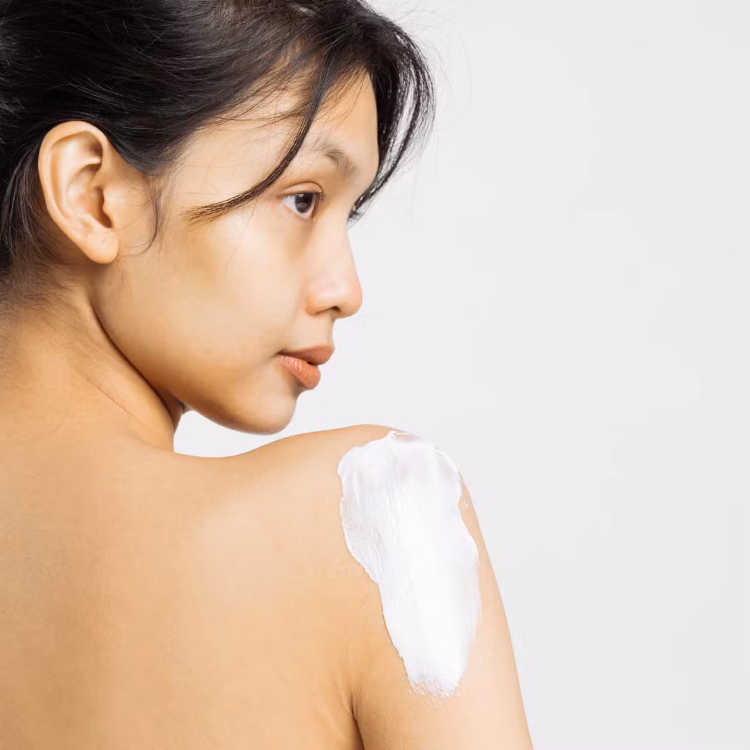 Khi tìm kiếm kem chống nắng, hãy chọn những sản phẩm không chứa paraben, không chứa dầu và không có mùi thơm. Khi tìm kiếm kem chống nắng, hãy chọn những sản phẩm không chứa paraben, không chứa dầu và không có mùi thơm.