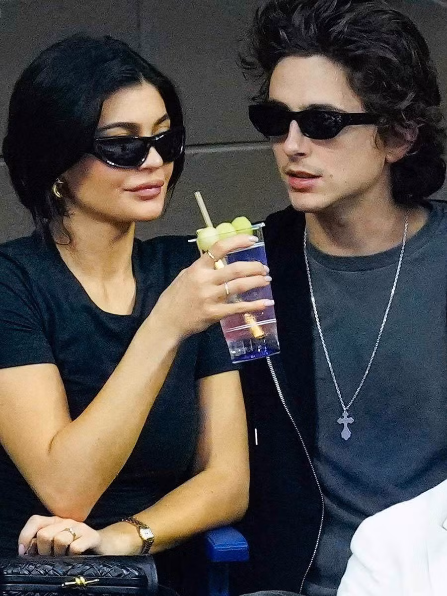 Timothée không chỉ chiếm được trái tim của Kylie mà có vẻ như anh còn gây ảnh hưởng lên cả tủ đồ của bạn gái.