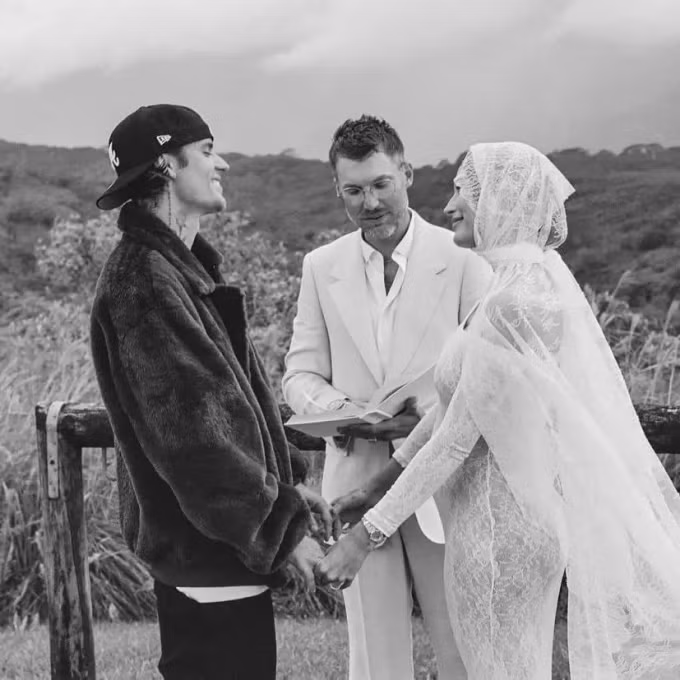 Justin và Hailey trao lời thề lần nữa trong kỳ nghỉ ở Hawaii.