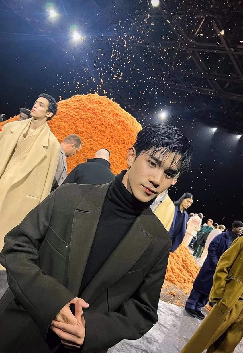 Nattawat Jirochtikul (Fourth) ở show diễn của Zegna. Nattawat Jirochtikul (Fourth) ở show diễn của Zegna.