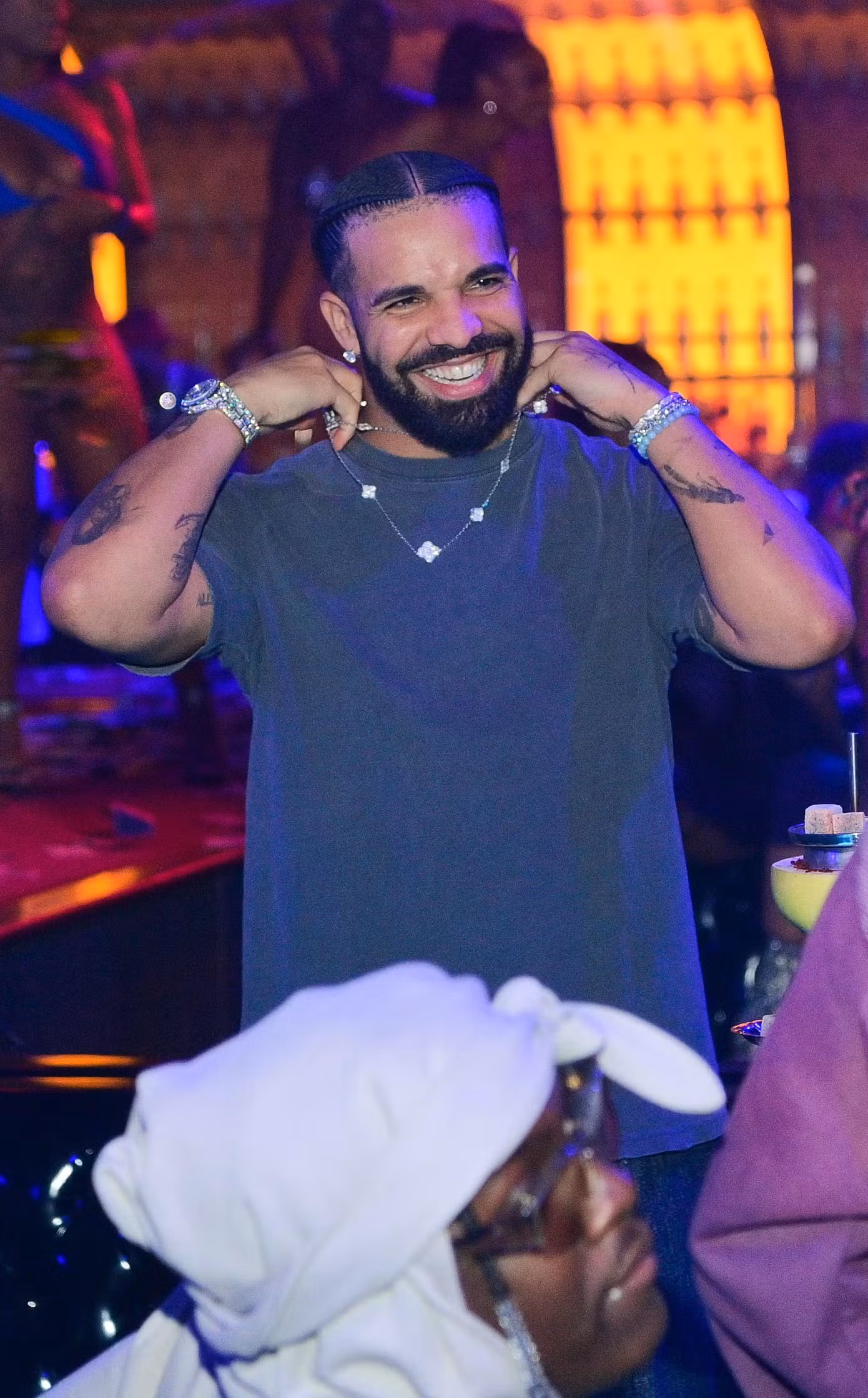 Drake thường xuyên diện những chiếc vòng cổ Alhambra bằng xà cừ và vàng trắng 18K. Drake thường xuyên diện những chiếc vòng cổ Alhambra bằng xà cừ và vàng trắng 18K.