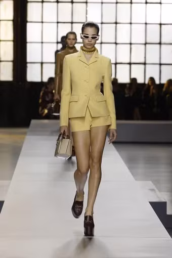 Tone vàng nhạt mellow yellow được yêu thích vì khả năng làm bừng sáng tủ đồ của bạn. Tone vàng nhạt mellow yellow được yêu thích vì khả năng làm bừng sáng tủ đồ của bạn.