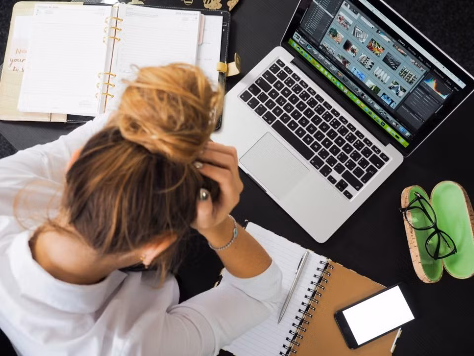 Trong vòng xoáy áp lực, họ quên mất sức khỏe tinh thần mới là thứ quan trọng.