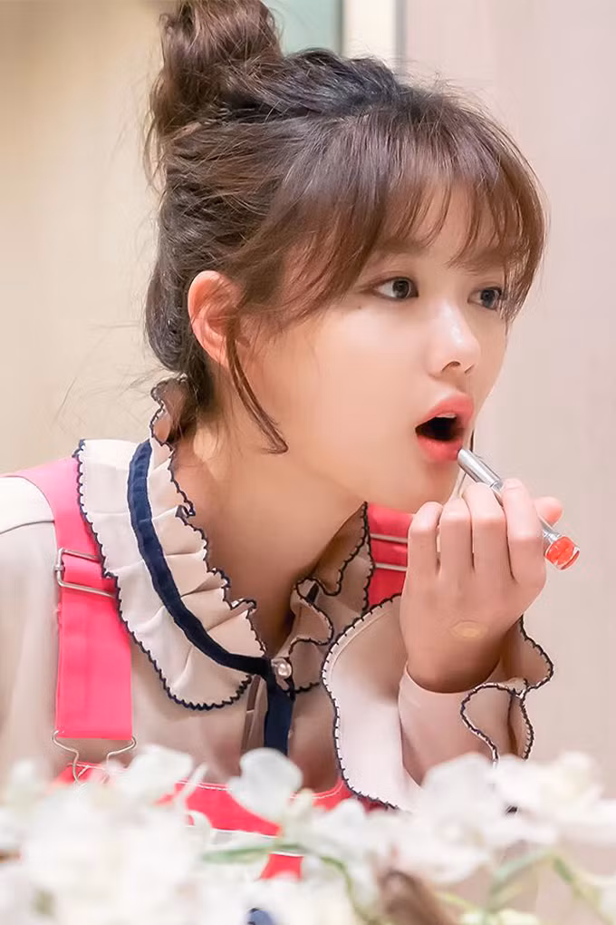 Kim Yoo-Jung sử dụng Stained Glasstick của Laneige màu số 6 Red Spinel.