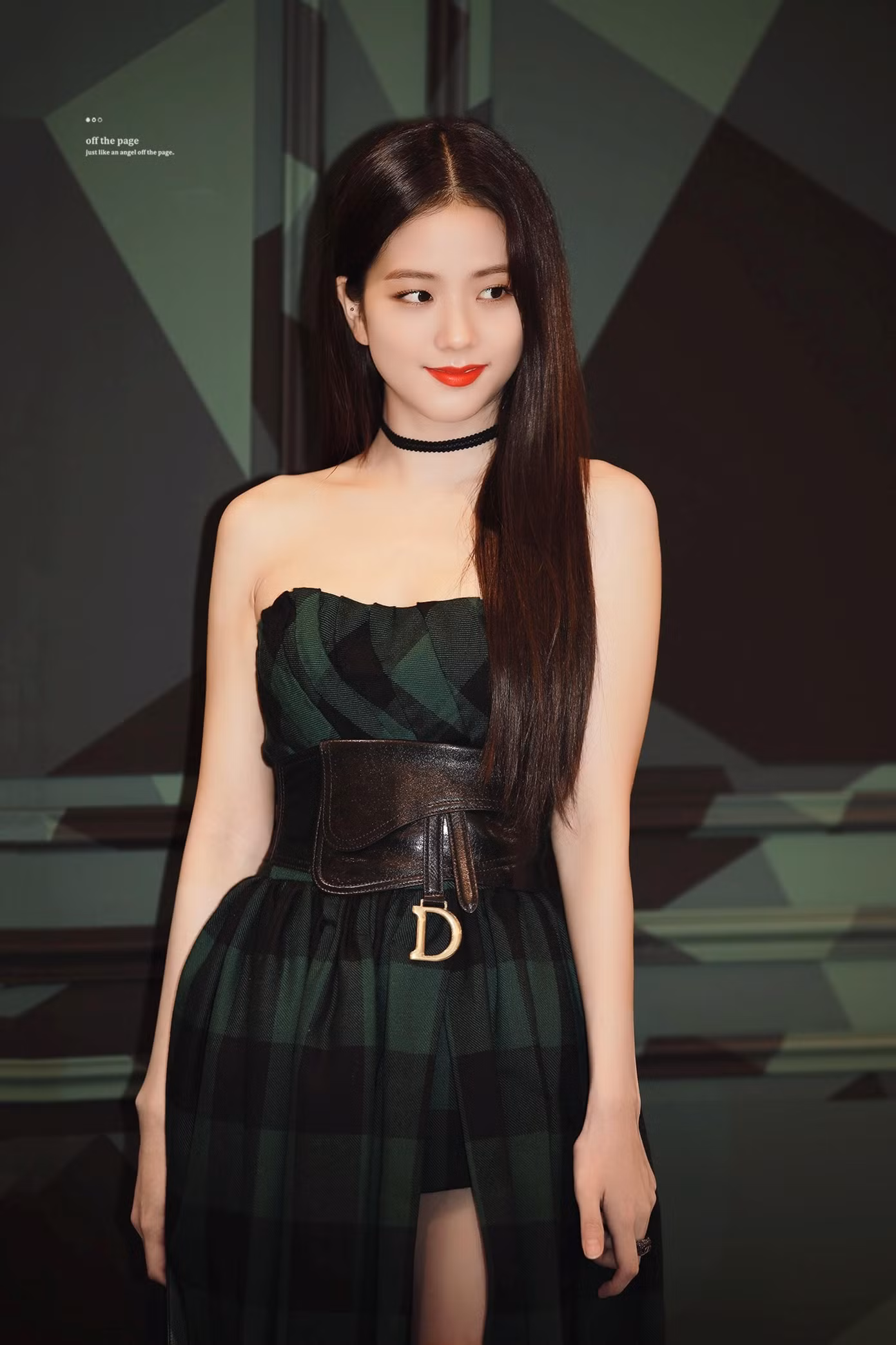 Jisoo diện những chiếc đầm hạn chế tối đa họa tiết, tập trung duy nhất vào eo bằng chiếc thắt lưng bản to.