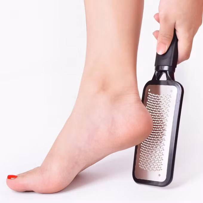Những bàn bào da gót chân bằng kim loại khá phổ biến và được yêu thích, nhưng viện thẩm mỹ hàng đầu không được phép sử dụng dụng cụ này.