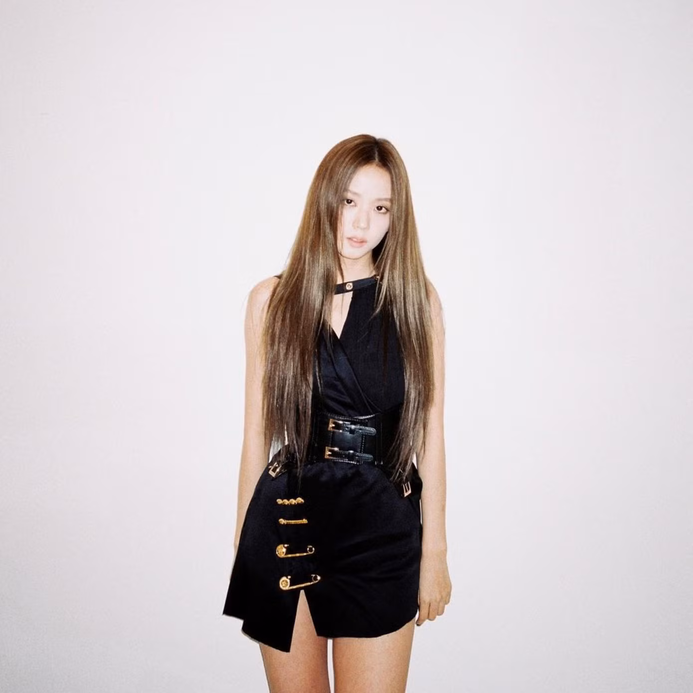 Jisoo thường áp dụng là chọn dáng váy midi chiết eo, hoặc có thiết kế cut-out ở vòng hai.