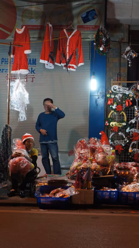 Rất nhiều gia đình và các bạn trẻ năm nay không sử dụng dịch vụ chuyển quà do ông già Noel mang đến, thay vào đó là cả gia đình cùng nhau đi ngắm phố phường, chụp hình lưu niệm và tận hưởng không khí Noel 