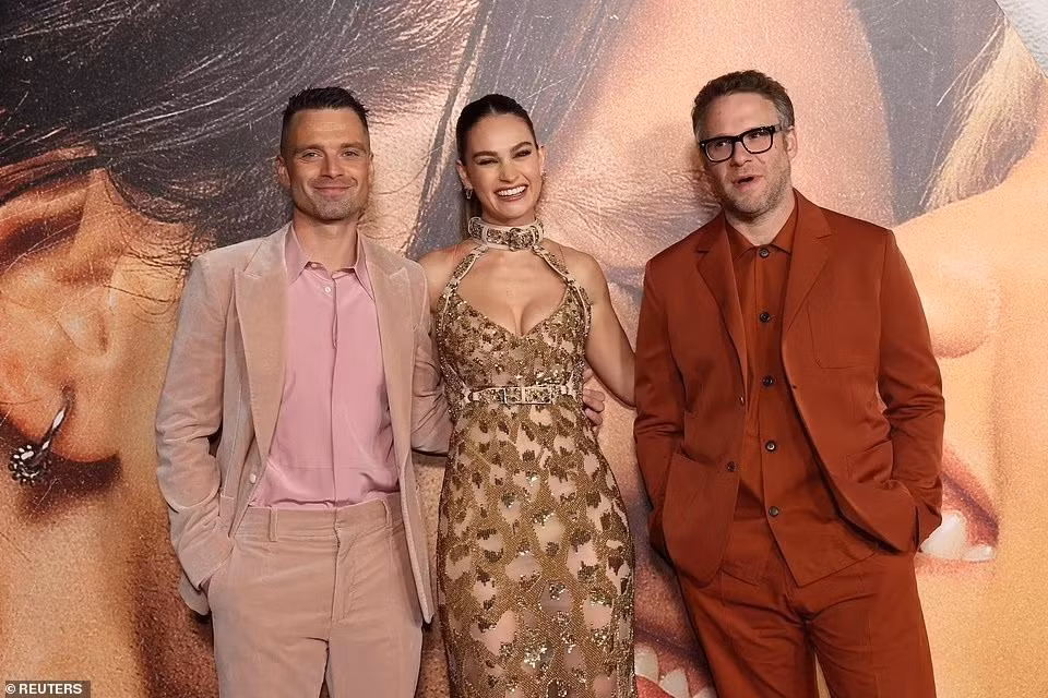 Cặp diễn viên chính chụp ảnh cùng bạn diễn Seth Rogen, người đóng vai Rand - người đàn ông đánh cắp băng sex trong phim.