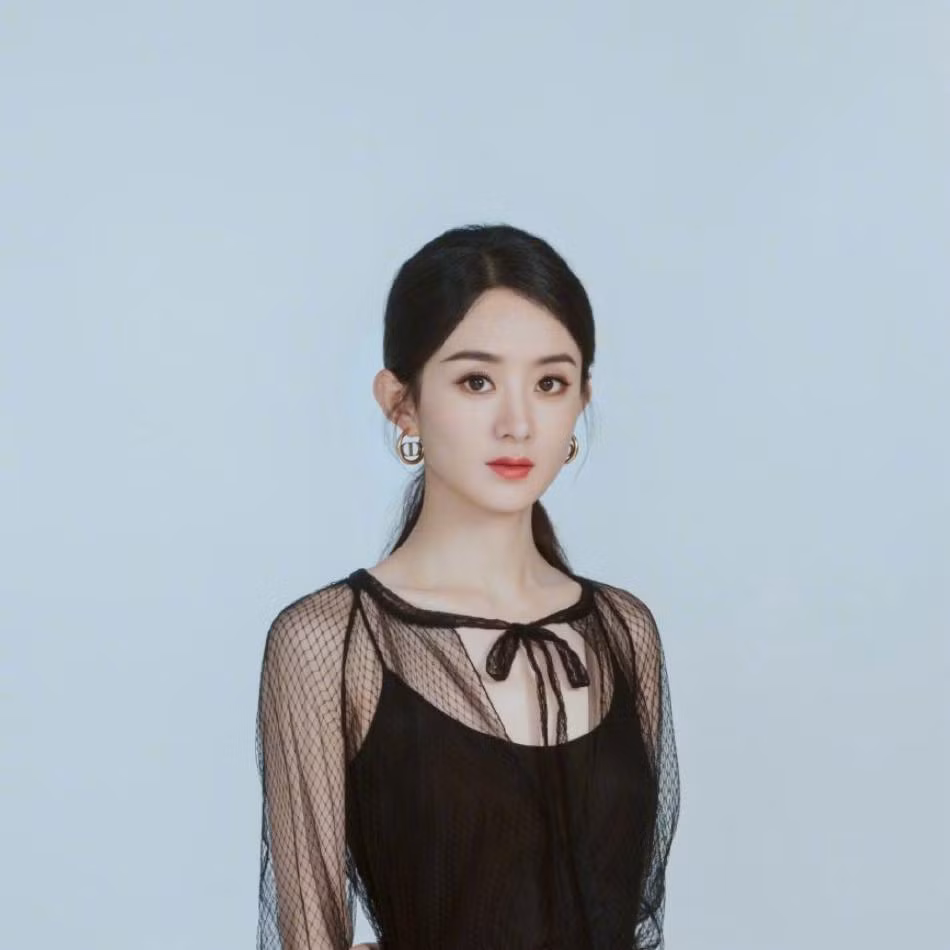 Hiện tại, vợ cũ Phùng Thiệu Phong là một trong những sao nữ có giá trị thương mại cao nhất làng giải trí Hoa ngữ. Hiện tại, vợ cũ Phùng Thiệu Phong là một trong những sao nữ có giá trị thương mại cao nhất làng giải trí Hoa ngữ.