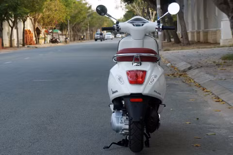 Xe có nhiều nét thiết kế được thừa hưởng từ siêu phẩm Vespa 946