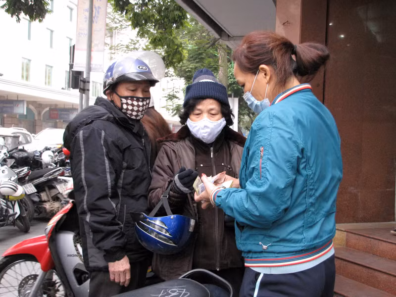 Xe máy 50.000đ/vé, còn ô tô lên tới 200.000đ/vé