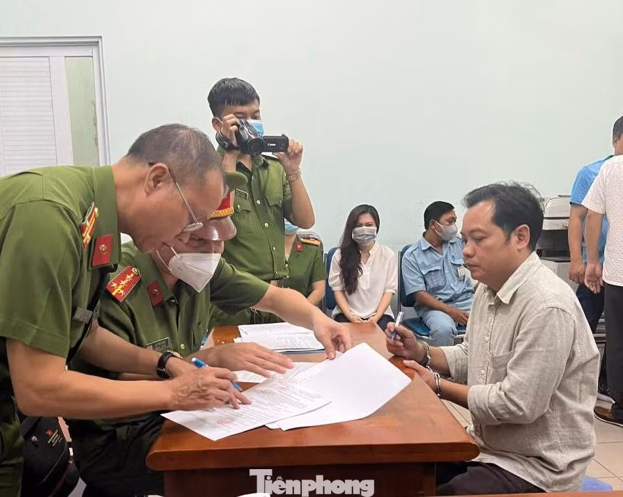 Ông Lê Anh Xuân (bìa phải) bị khởi tố, bắt giam