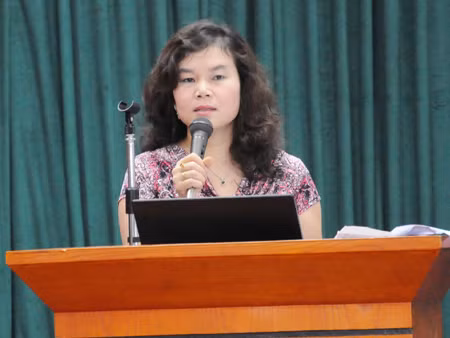 Nhà ngoại cảm Phan Thị Bích Hằng chia sẻ về công tác tìm kiếm mộ liệt sĩ. Ảnh: Tuấn Nguyễn. Nhà ngoại cảm Phan Thị Bích Hằng chia sẻ về công tác tìm kiếm mộ liệt sĩ. Ảnh: Tuấn Nguyễn.