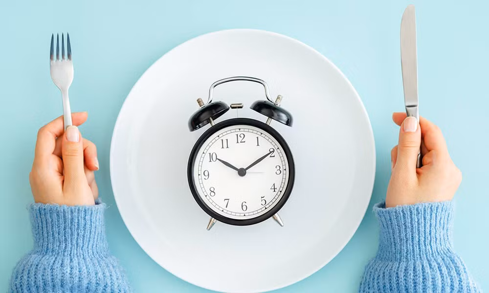 “Nhịn ăn theo giờ” (Intermittent Fasting) - ngôi sao hi vọng mới cho vòng eo “bánh mì“? ảnh 3