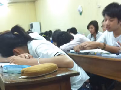 Học sinh... ngủ. Ảnh: Đỗ Hợp