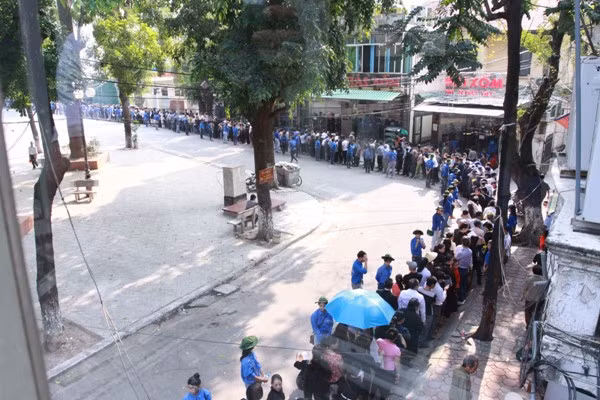Đoàn người vào viếng Đại tướng xếp hàng dài hàng km