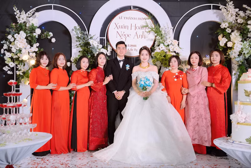 Vợ chồng Ánh chụp ảnh kỷ niệm cùng 7 người chị gái.
