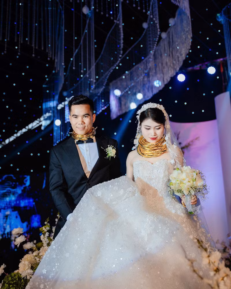 Cặp đôi hạnh phúc trước tình yêu thương của gia đình dành cho mình. Cặp đôi hạnh phúc trước tình yêu thương của gia đình dành cho mình.