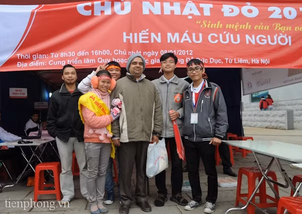 Hiến máu xong, ông Mahadevan (giữa) cảm thấy rất vui vì làm được điều có ích. Ảnh: Tuấn Nguyễn.