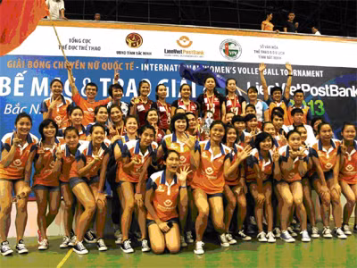 Các cầu thủ Thông tin - LienVietPostBank ăn mừng ngôi vô địch