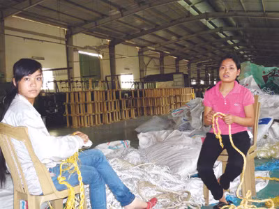 Trước khi Cty ROBE (ông chủ người Việt) tiếp quản nhà xưởng này đã có hai chủ Hàn Quốc bỏ trốn để lại khoản nợ hàng triệu USD cho chủ nợ Agribank Phú Thọ (trong ảnh: Nhân viên Cty ROBE đang đóng gói dây thừng). Ảnh: Phong Cầm