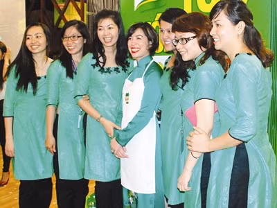 Christine Hà (giữa) trong chuyến thăm Việt Nam hồi tháng 2 vừa qua