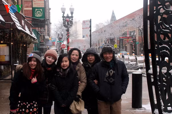 GS Ngô Bảo Châu và gia đình chụp tại Chicago tháng 1-2013. GS Ngô Bảo Châu và gia đình chụp tại Chicago tháng 1-2013