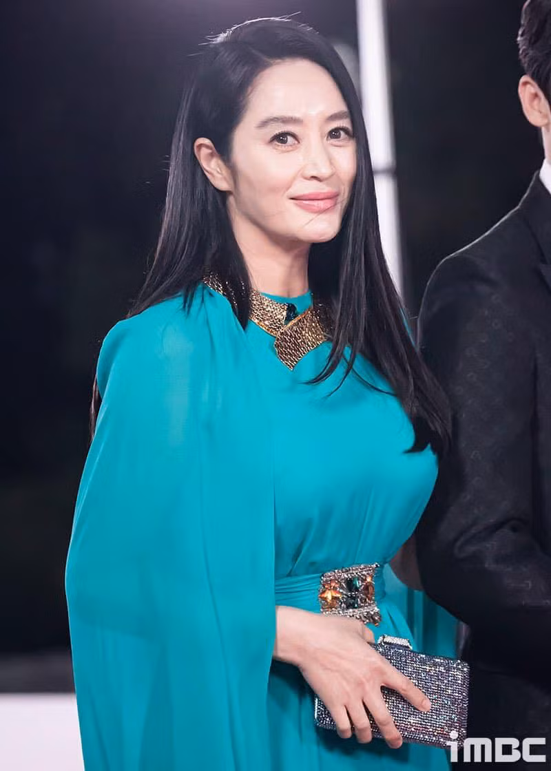 Kim Hye Soo diện váy xanh cùng phụ kiện lấp lánh thu hút sự chú ý của người hâm mộ. Kim Hye Soo diện váy xanh cùng phụ kiện lấp lánh thu hút sự chú ý của người hâm mộ.