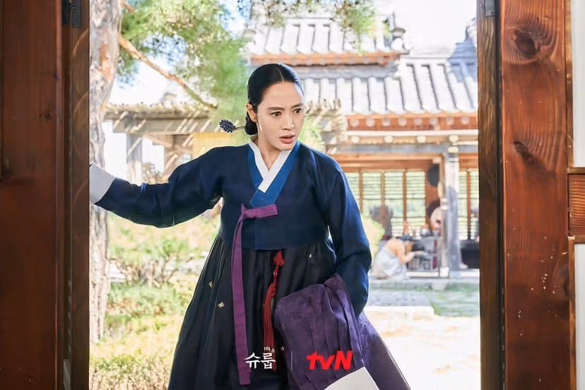 Kim Hye Soo trong bộ phim Dưới Bóng Trung Điện, tác phẩm đang "làm mưa làm gió" với các mọt phim Hàn hiện nay. Kim Hye Soo trong bộ phim Dưới Bóng Trung Điện, tác phẩm đang "làm mưa làm gió" với các mọt phim Hàn hiện nay.
