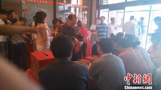 Bên trong tiệc cưới của con gái ông Yue Shuwang 