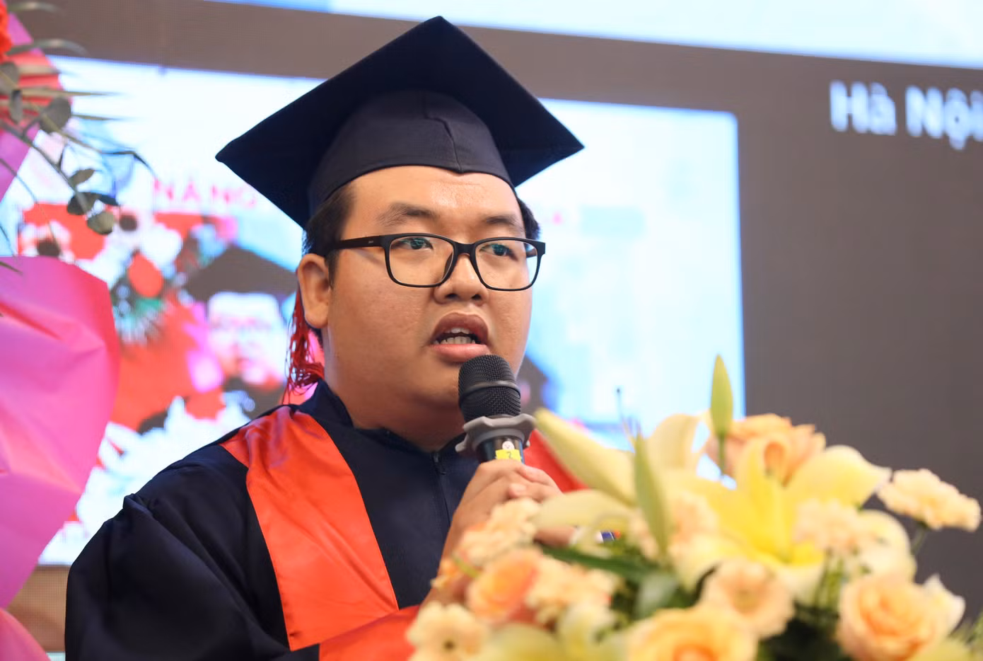 Trần Minh Lộc (thủ khoa ngành Piano Trường Đại học Văn hiến) từng nghỉ học, lao ra đời mưu sinh với đủ nghề sau cú sốc mẹ qua đời vì căn bệnh hiểm nghèo. Trần Minh Lộc (thủ khoa ngành Piano Trường Đại học Văn hiến) từng nghỉ học, lao ra đời mưu sinh với đủ nghề sau cú sốc mẹ qua đời vì căn bệnh hiểm nghèo.