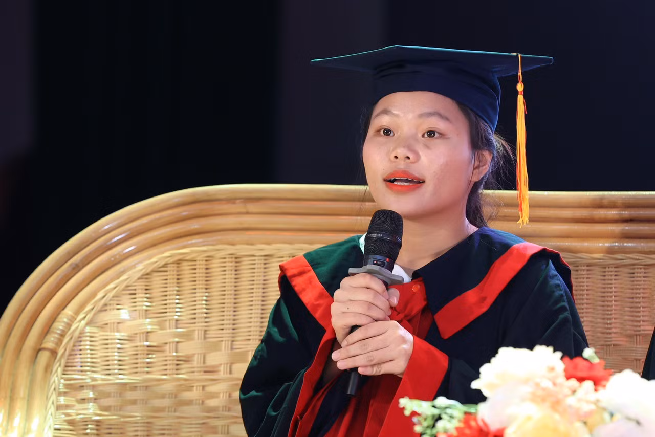 Nguyễn Thị Hậu khiến nhiều sinh viên rưng rưng xúc động khi chia sẻ về hoàn cảnh khó khăn và nỗ lực vươn lên trong học tập của mình. Nguyễn Thị Hậu khiến nhiều sinh viên rưng rưng xúc động khi chia sẻ về hoàn cảnh khó khăn và nỗ lực vươn lên trong học tập của mình.