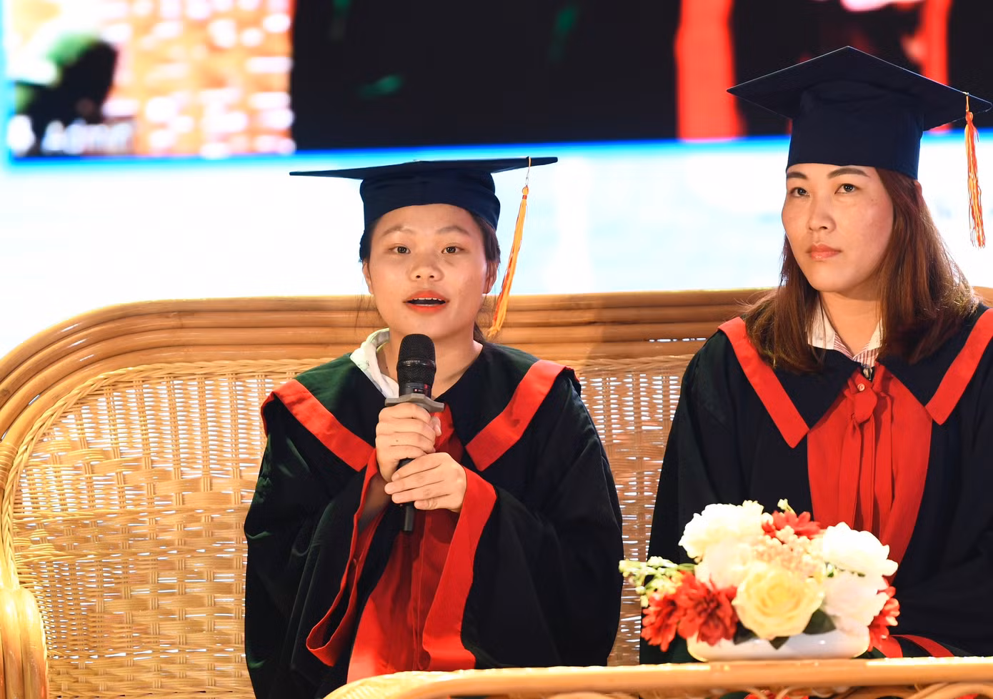 Nguyễn Thị Hậu khiến nhiều sinh viên rưng rưng xúc động khi chia sẻ về hoàn cảnh khó khăn và nỗ lực vươn lên trong học tập của mình. Nguyễn Thị Hậu khiến nhiều sinh viên rưng rưng xúc động khi chia sẻ về hoàn cảnh khó khăn và nỗ lực vươn lên trong học tập của mình.