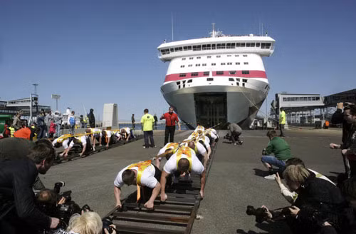 Ngày 20/5/2011, các lực sĩ Estonia cùng nhau kéo chiếc phà Baltic Queen nặng 21.7466 tấn ở Tallinn, đồng thời lập kỷ lục thế giới.